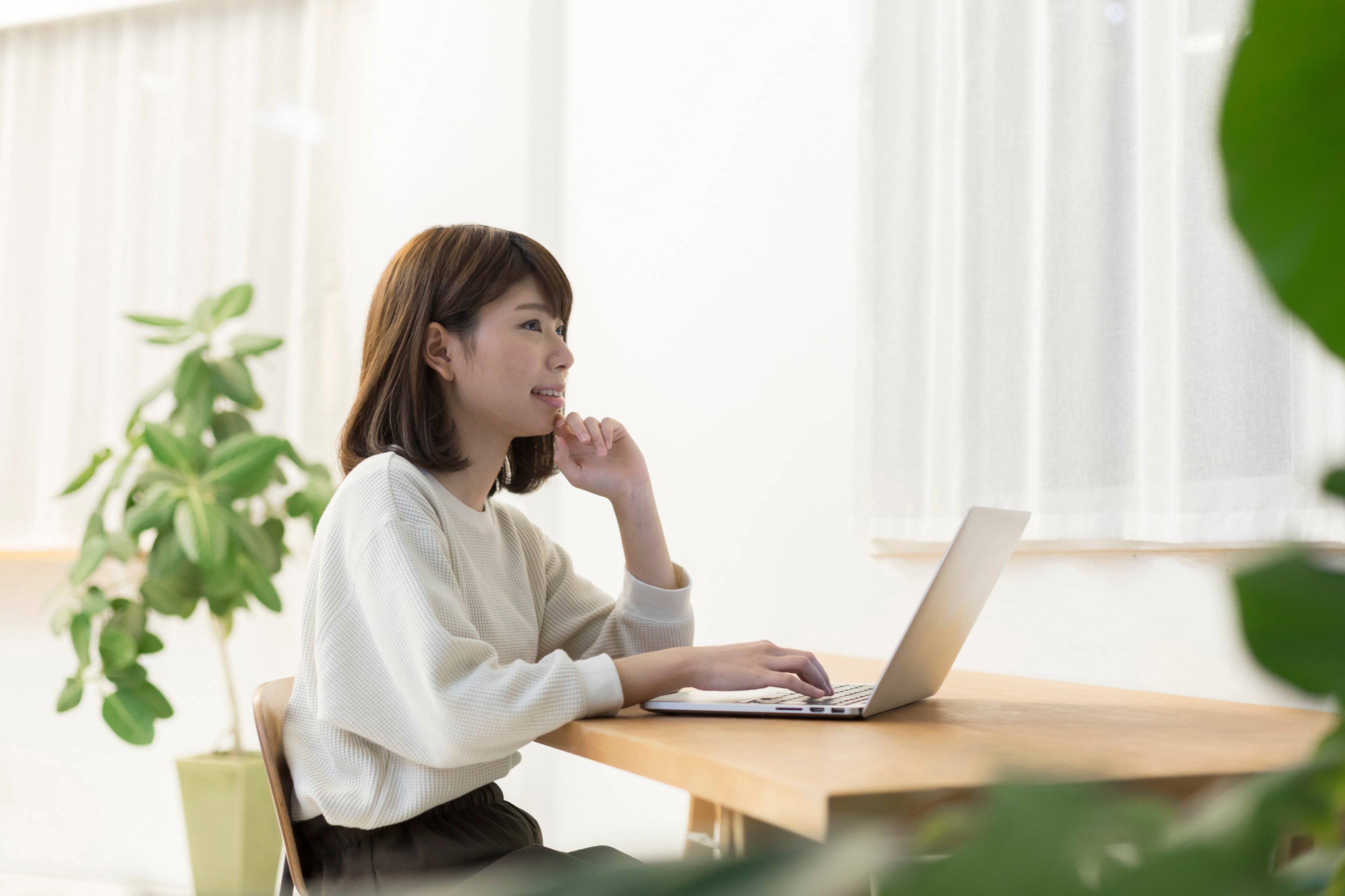 A woman who plays a personal computer